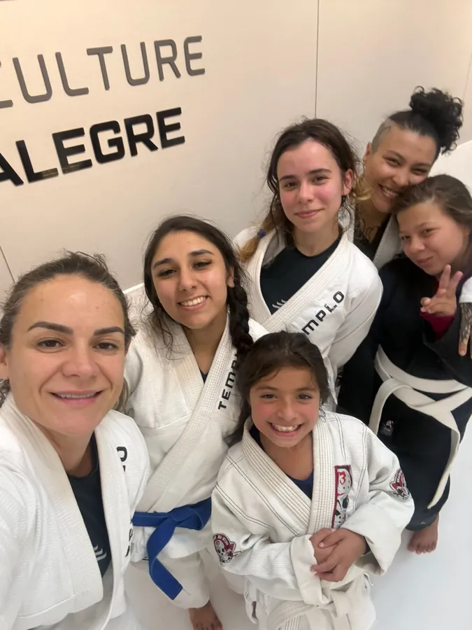 Alunas da turma feminina da Templo sorrindo juntas depois do treino