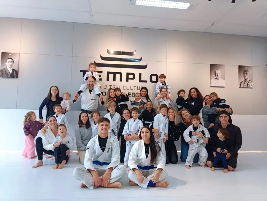 Turma kids da Templo com as crianças, mães e professores reunidos no tatame