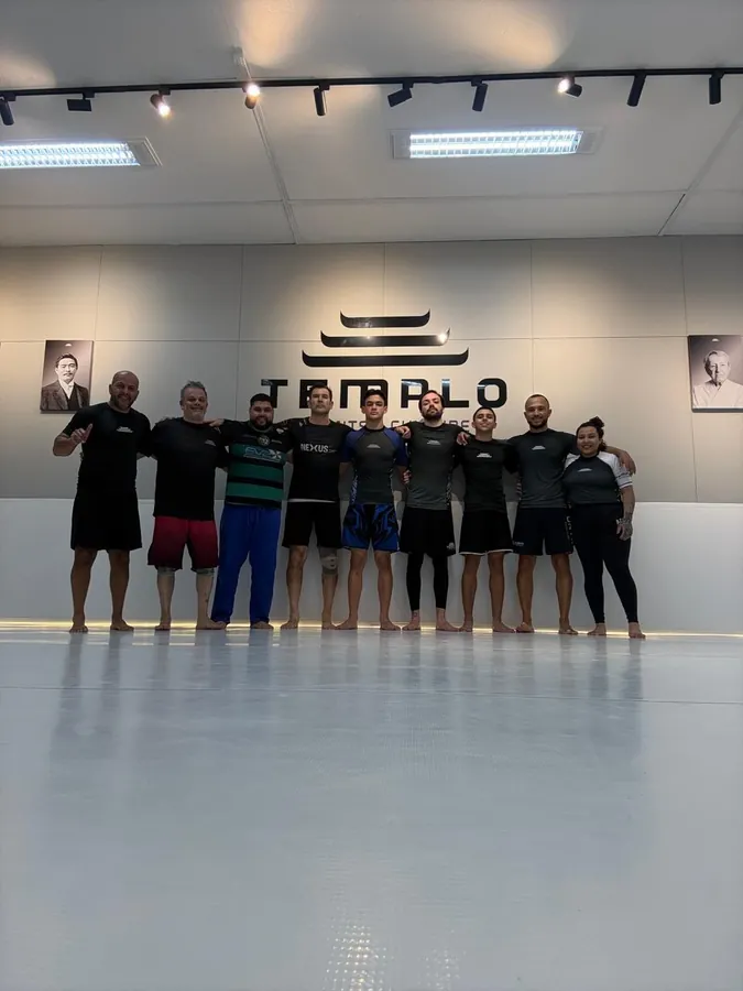 Turma de no-gi da Templo perfilada no tatame, de rashguard e shorts