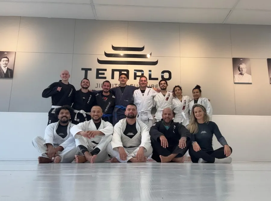 Open mat de sábado na Templo, turma reunida de kimono no tatame